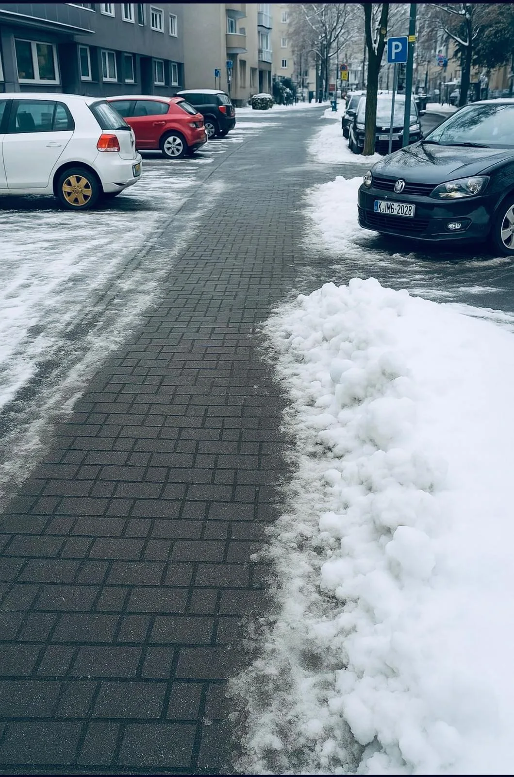 Winterdienst-Einsatz in einer Wohnstraße